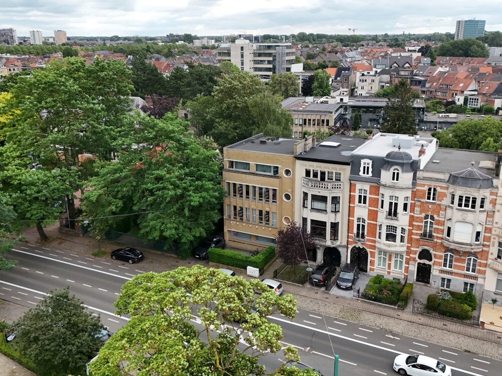 Ruim en lichtrijk dakappartement in het Miljoenenkwartier van Gent. Ruim en lichtrijk dakappartement in het Miljoenenkwartier van Gent.