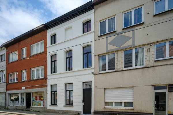 Te koop - Gerenoveerde opbrengsteigendom met 6 hoogwaardige kamers in Gent