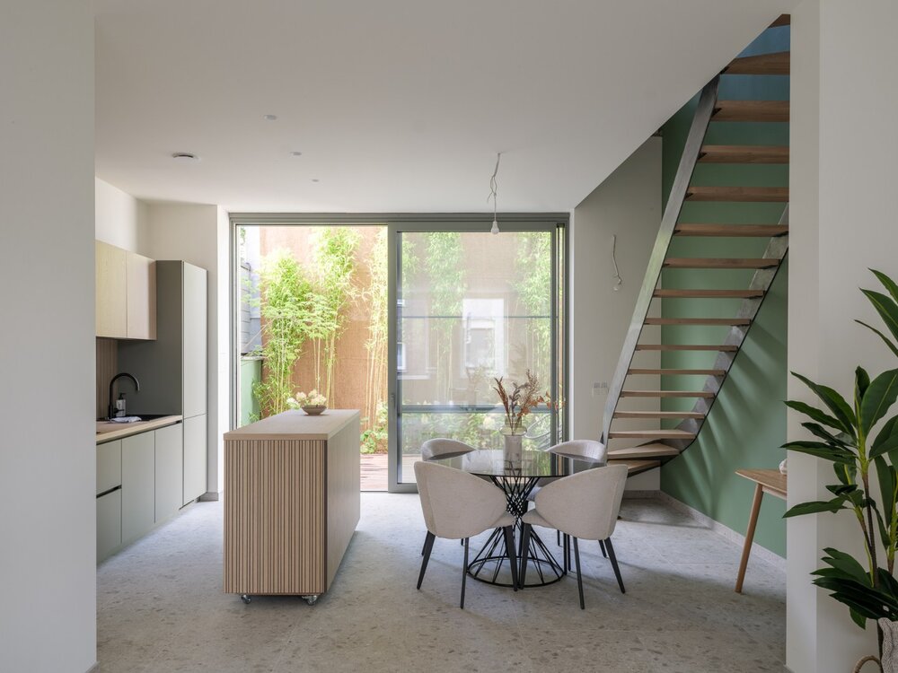 luxueus-gerenoveerde-rijwoning-met-stijlvolle-groene-patio-in-gentbrugge-08719698_1.jpg