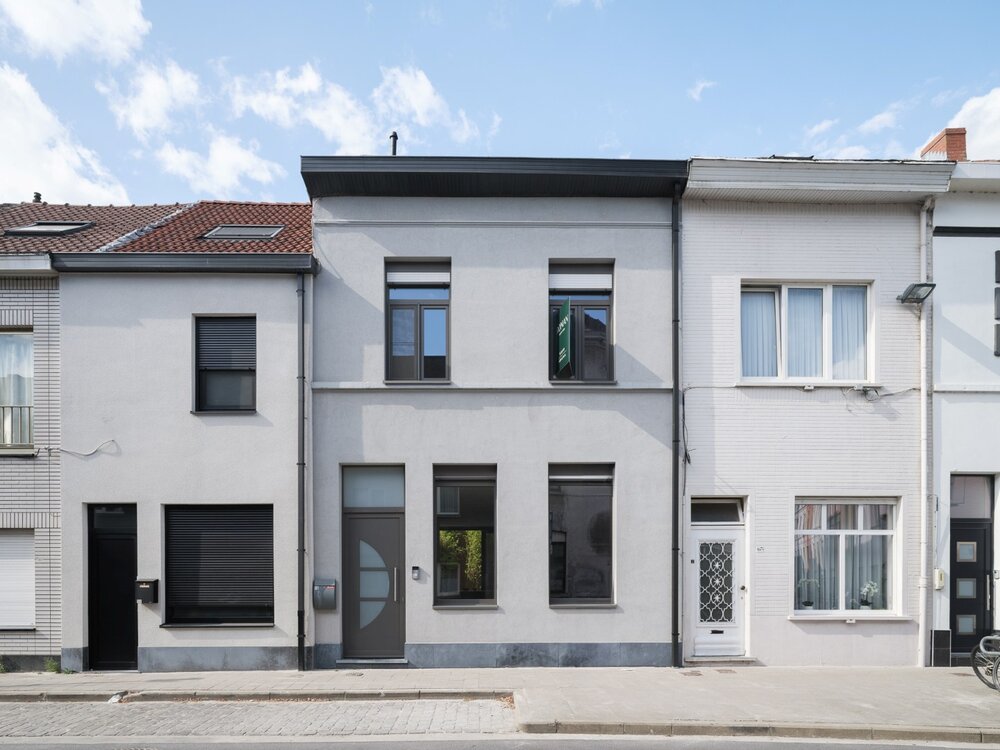 luxueus-gerenoveerde-rijwoning-met-stijlvolle-groene-patio-in-gentbrugge-08719698_17.jpg