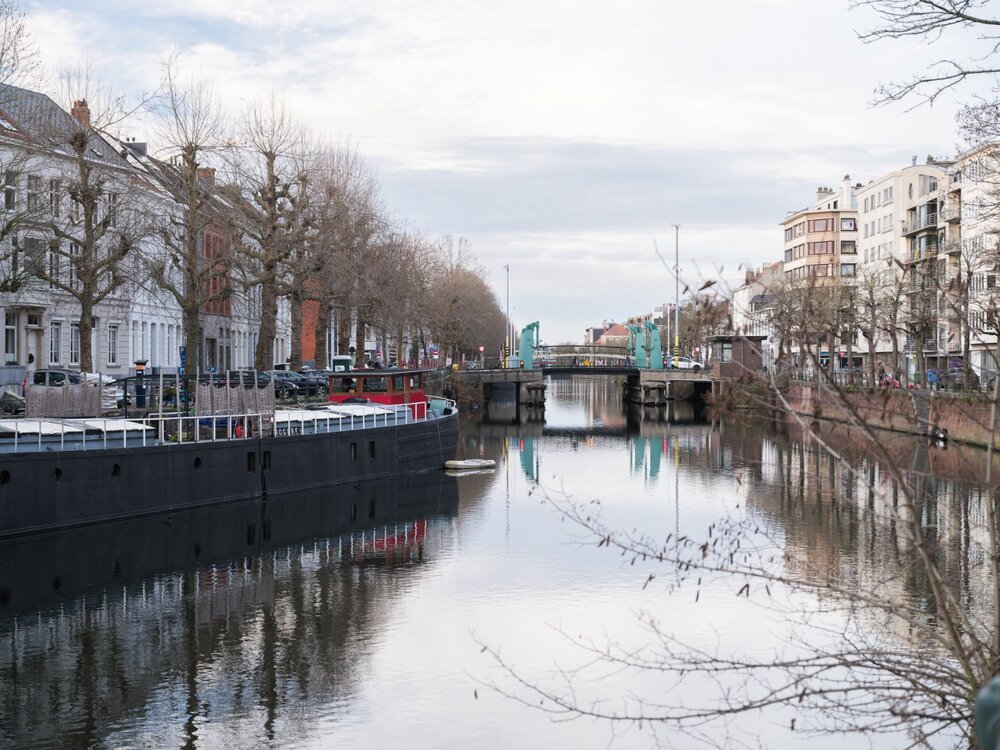 stijlvol-gelijkvloers-wonen-aan-het-water-in-gent-08842393_15.jpg