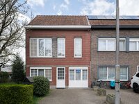 te-renoveren-gezinswoning-met-vier-slaapkamers-en-tuin-in-wondelgem-thumbnail-08917188_1.jpg