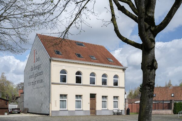 Te koop - Karaktervolle burgerwoning met stadstuin op het dorpsplein van Zwijnaarde