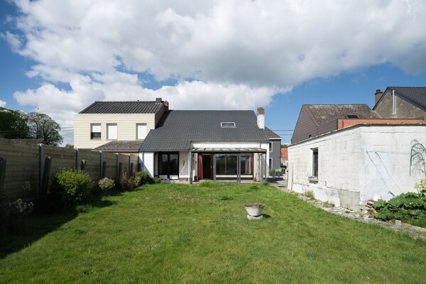 Te koop - Rustig gelegen, halfopen woning met renovatiepotentieel