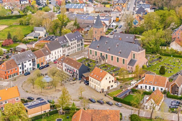 Te koop - Karaktervolle burgerwoning met stadstuin op het dorpsplein van Zwijnaarde