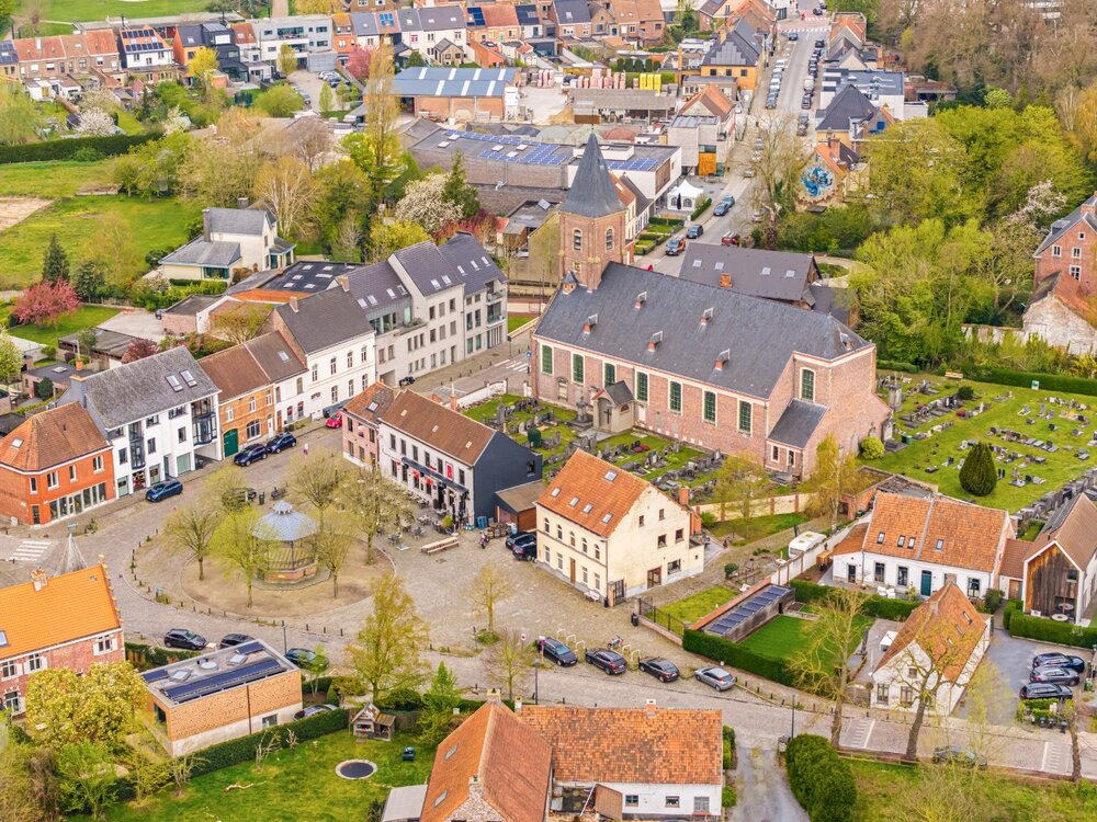 Karaktervolle burgerwoning met stadstuin op het dorpsplein van Zwijnaarde Karaktervolle burgerwoning met stadstuin op het dorpsplein van Zwijnaarde