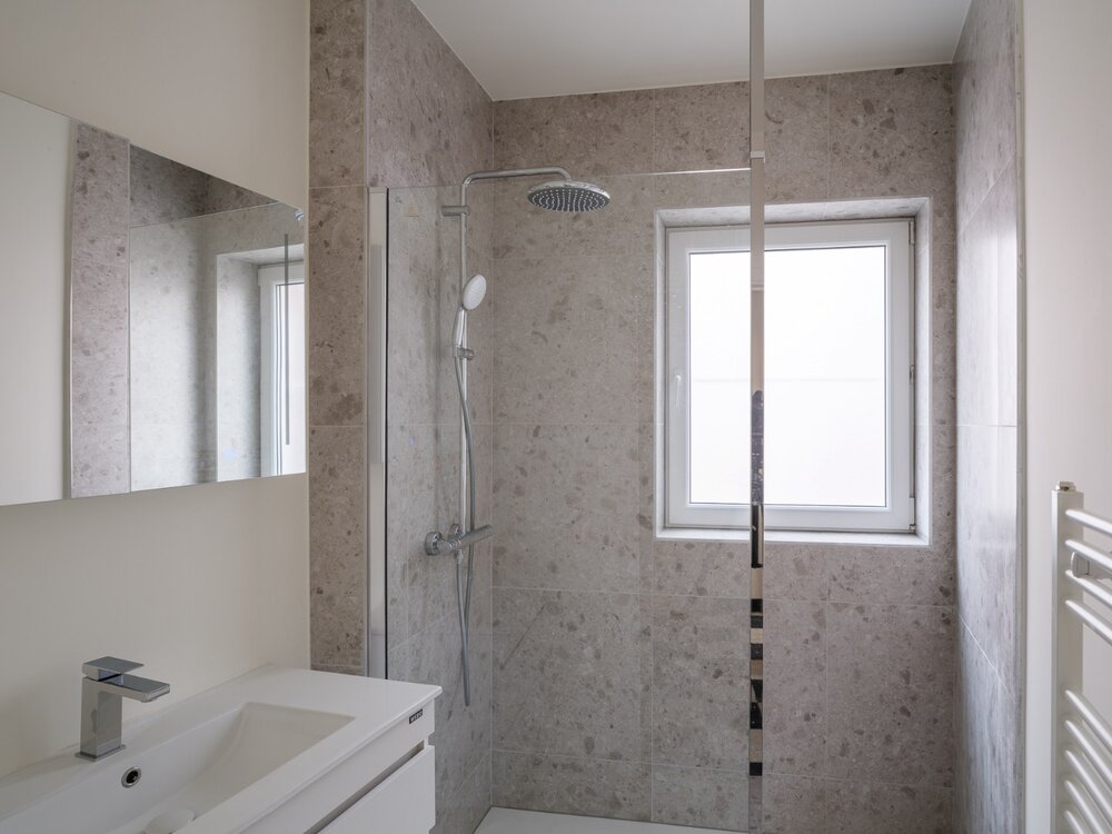 stijlvol-gerenoveerd-lichtrijk-tweeslaapkamerappartement-09033563_8.jpg