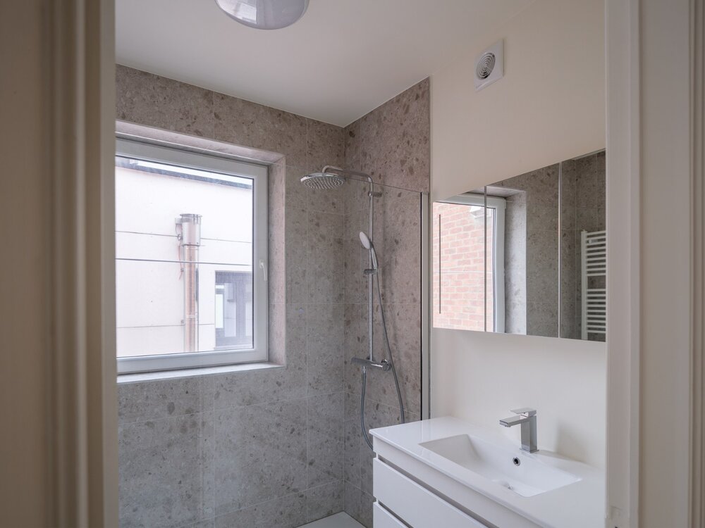 stijlvol-gerenoveerd-lichtrijk-tweeslaapkamerappartement-09033563_11.jpg
