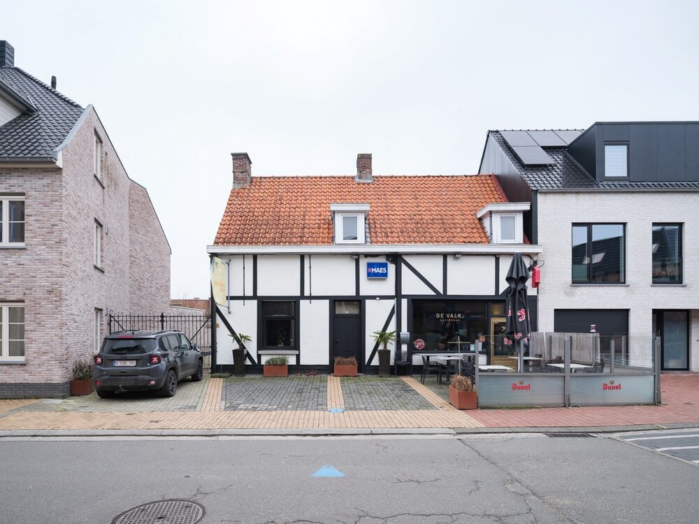 Karaktervolle horecazaak met feestzaal en woonst in het hart van Merendree Karaktervolle horecazaak met feestzaal en woonst in het hart van Merendree
