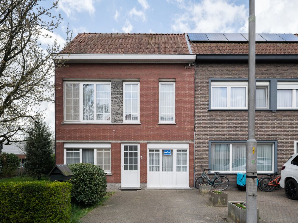 Te renoveren gezinswoning met vier slaapkamers en tuin in Wondelgem